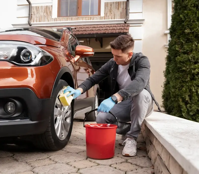 Lavage auto à domicile Courtelevant : professionnel intervenant sur un véhicule